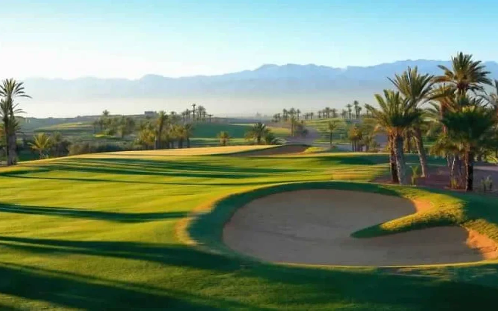 Fairway de golf à Marrakech avec l’Atlas en arrière-plan